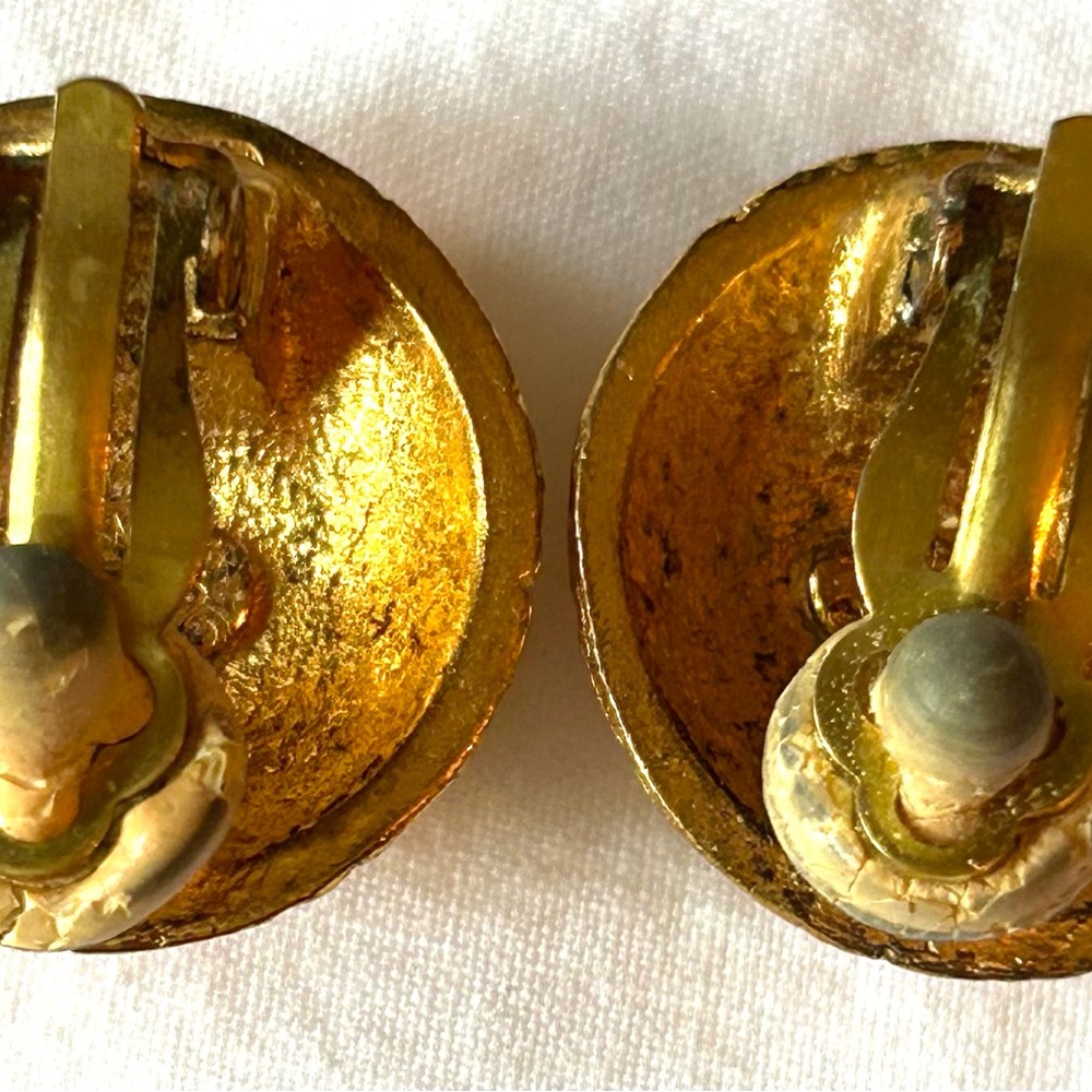 CHANEL Gold Textured Classic Clip On Earrings - Picture 4 of 9